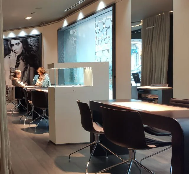 Atención personal a clientes en la joyería Domaica Joyero, Vitoria-Gasteiz