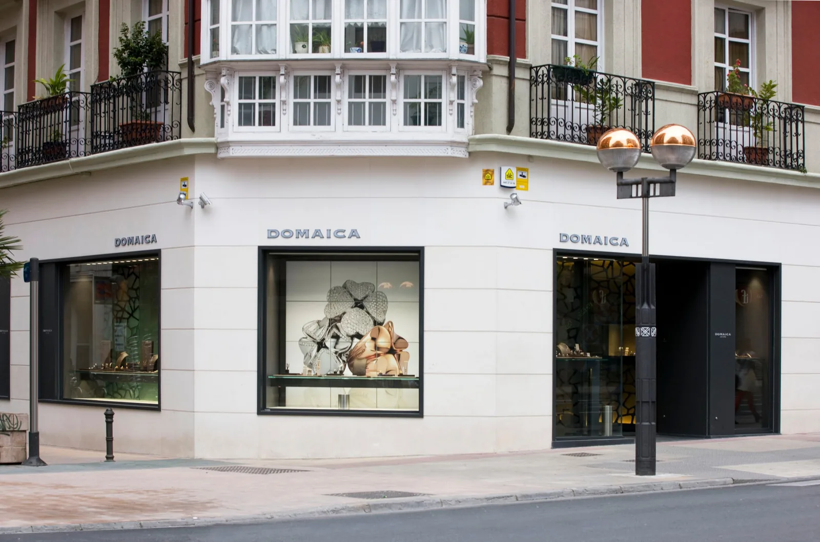 Fachada de Domaica Joyero, joyería y relojería en La Paz 13, esquina Postas, Vitoria-Gasteiz