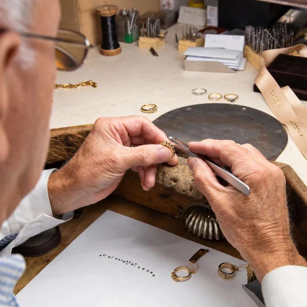 Joyero trabajando una sortija de oro en el taller de Domaica Joyero en Vitoria